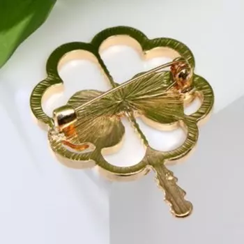 Брошь "Клевер" с кувшинкой, цвет бело-зелёный в золоте