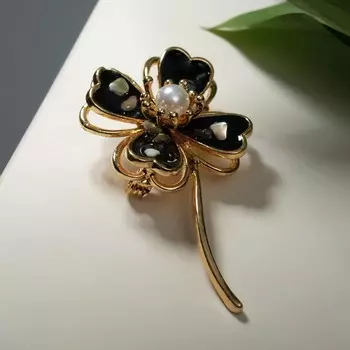 Брошь "Клевер" с ракушкой, цвет чёрно-белый в золоте