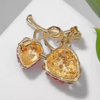 Брошь "Клубнички" на веточке, цветная в золоте