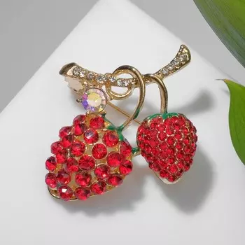 Брошь "Клубнички" на веточке, цветная в золоте