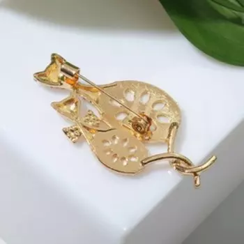 Брошь "Кошечки". цвет белый в золоте