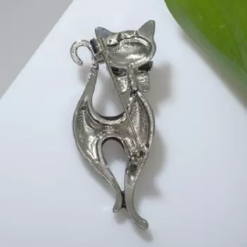 Брошь "Кошка" изящная с бантом, цвет чёрно-зелёный в серебре