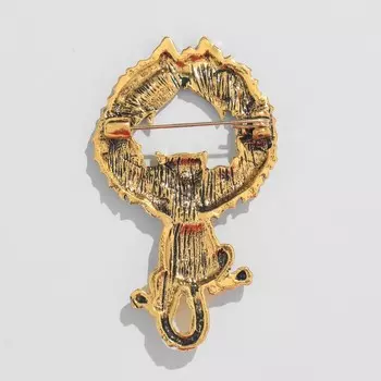 Брошь «Кот» на венке, цвет красно-зелёный в золоте