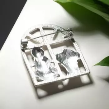 Брошь "Котик" на окне, цвет матовое серебро