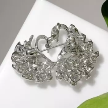 Брошь "Лебединая пара", цвет белый в серебре