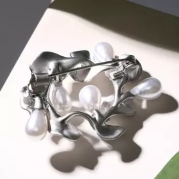Брошь "Лепестки и бусины", цвет белый в матовом серебре