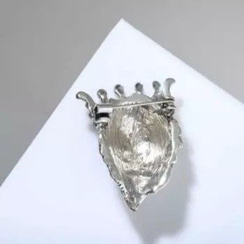 Брошь "Лев" рычащий, в короне, цвет белый в чернёном серебре