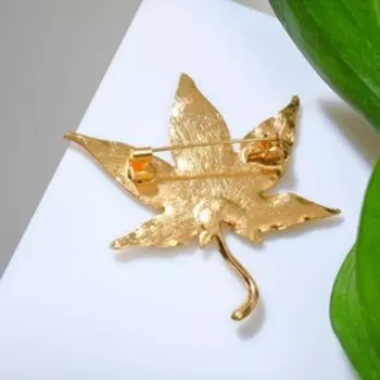 Брошь "Лист" клён, цвет золото