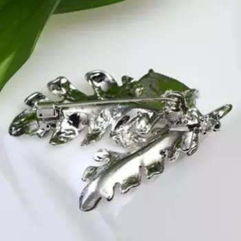 Брошь "Листья" с мотыльком, цвет бело-зелёный в серебре