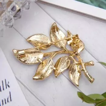 Брошь «Лист резной», цвет бело-зелёный в золоте