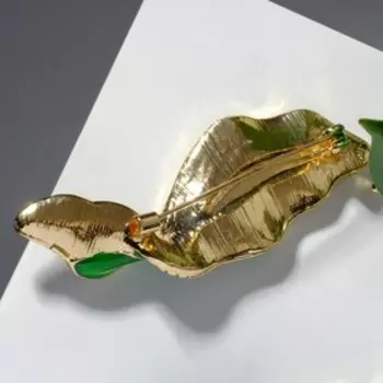 Брошь "Лист" закрученный, цвет зелёный в золоте