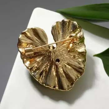 Брошь "Лягушонок" на кувшинке, цветная в золоте