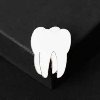 Брошь "Медицина" зуб, цвет белый в золоте