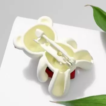 Брошь "Мишка" с подарком, цвет бело-бордовый