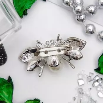 Брошь "Муха" с жемчужным брюшком, цвет бело-зеленый в серебре