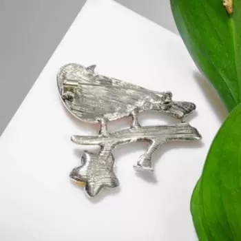 Брошь мультяшная "Птица" на ветке с цветком, цвет жёлто-красный в серебре