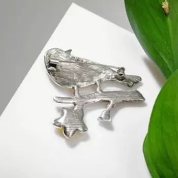 Брошь мультяшная "Птица" на ветке с цветком, цвет жёлто-оранжевый в чернёном серебре