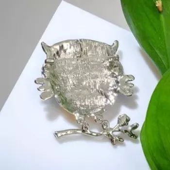 Брошь мультяшная "Сова" на ветке, цветная в серебре