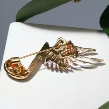 Брошь "Нота музыкальная" с крыльями, цвет бело-фиолетовый в золоте