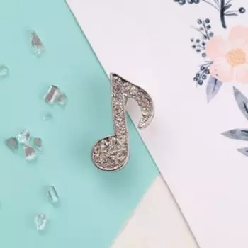 Брошь «Нотка», белая в серебре