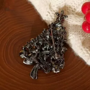 Брошь новогодняя "Ёлка" стеклянная, цвет красно-зелёный в сером металле