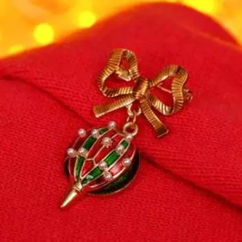 Брошь новогодняя "Ёлочная игрушка" юла, цветная в золоте