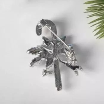 Брошь новогодняя "Леденец" с остролистом, цветная в серебре