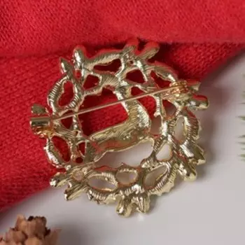 Брошь «Лесной олень», цветная в золоте