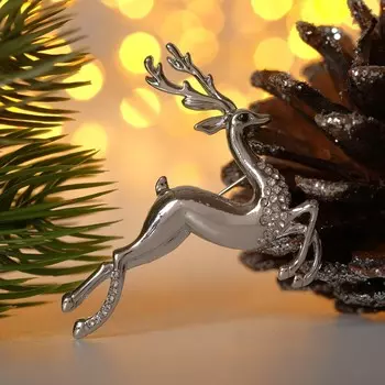 Брошь "Олень", цвет белый в серебре
