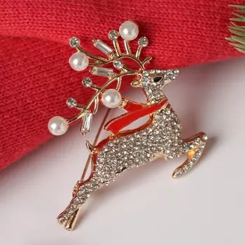 Брошь новогодняя «Олень» в шарфе, цвет красно-белый в золоте