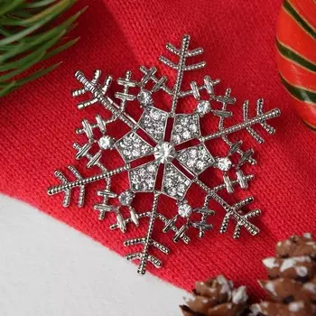 Брошь новогодняя «Снежинка» с сердцевиной, загадай желание, цвет белый в серебре