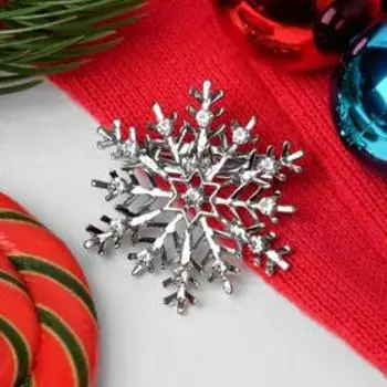 Брошь новогодняя «Снежинка узорчатая», белая в серебре