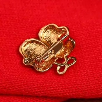 Брошь новогодняя «Варежки с сердечком», красная, белая в золоте