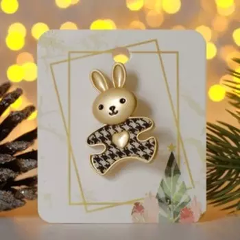 Брошь новогодняя "Зайчик" милый с сердечком, цвет чёрно-белый в матовом золоте