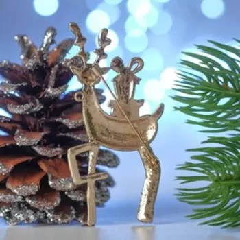 Брошь новогодняя "Олень" с подарками, разноцветная в чернёном кофейном золоте