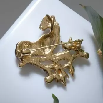 Брошь "Пантера" на ветке, цвет чёрно-зелёный в золоте