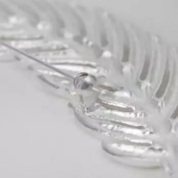 Брошь "Папоротник" изогнутый, цвет матовое серебро