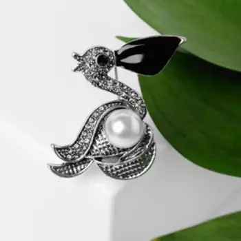 Брошь «Пеликан» с жемчужиной, цвет чёрно-белый в чернёном серебре