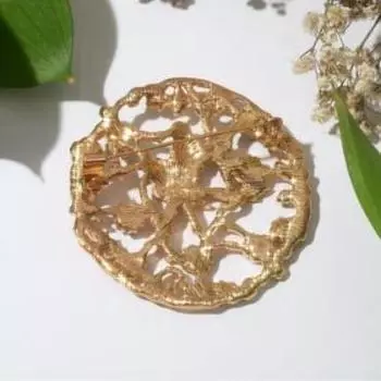 Брошь "Птенчики в цветах", разноцветная в золоте