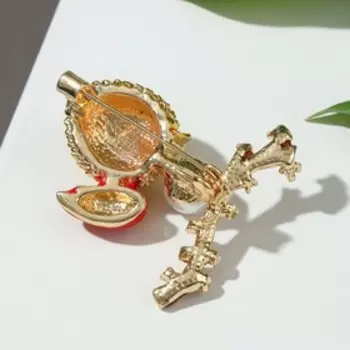 Брошь «Птенец» на ветке, цветная в золоте