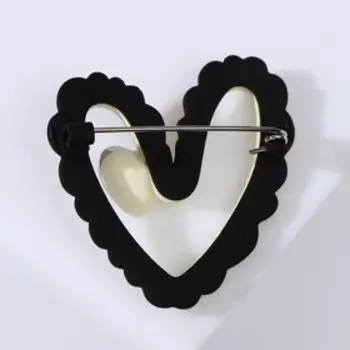 Брошь "Сердце" в ажурном сердце, цвет чёрно-белый в серебре