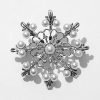 Брошь новогодняя «Снежинка лучистая», белая в серебре