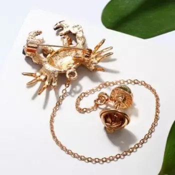 Брошь со значком на цепочке "Крабик", цвет фиолетовый в золоте