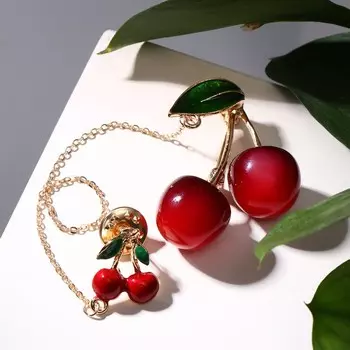 Брошь со значком на цепочке "Вишня", цвет бордово-зелёный в золоте