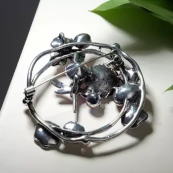 Брошь "Стрекоза" в венке цветов, цвет красный в чернёном серебре