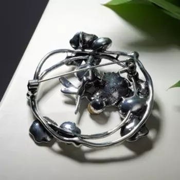 Брошь "Стрекоза" в венке цветов, цвет синий в чернёном серебре