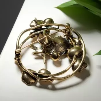 Брошь "Стрекоза" в венке цветов, цвет зелёный в золоте