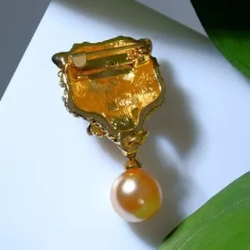 Брошь "Тигр" с подвеской бусиной, цвет чёрно-коричневый в золоте