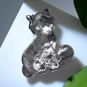 Брошь "Тигр" сидящий с жемчужиной, цвет белый в серебре