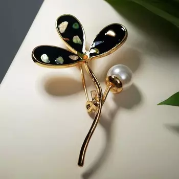 Брошь "Трилистник" с бусиной, цвет чёрно-белый в золоте